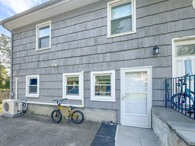 Building Photo - 4 Robert Ln