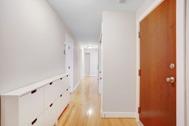 Foto del edificio - Sunny 3-Bedroom Corner Unit in Eckington/B...