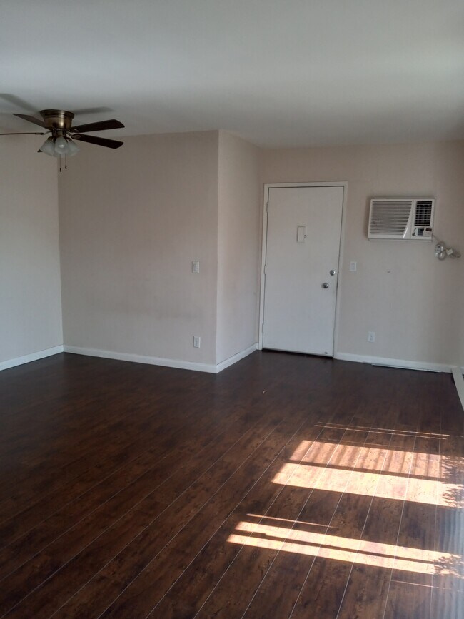 DINING AREA - 4916 Cahuenga Blvd