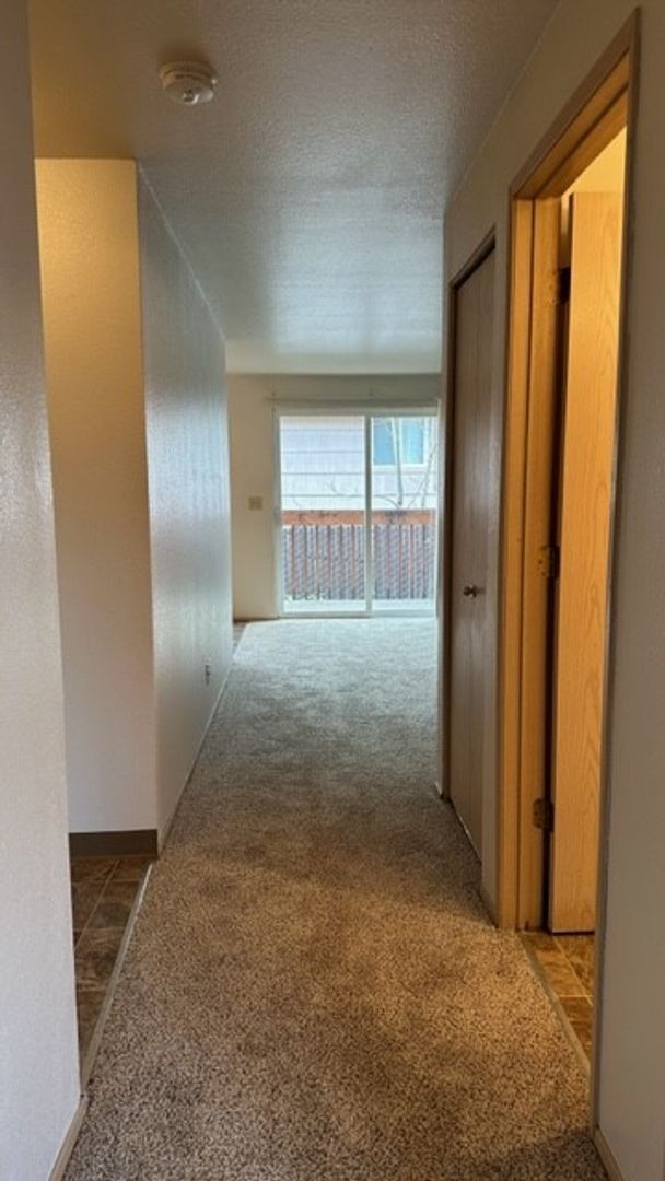 Building Photo - 1 bedroom 1 bath second level unit!