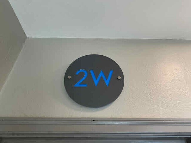 Foto del edificio - 5823 Lindenwood Ave