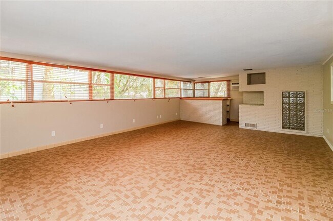 Building Photo - 1197 W Lakeview Cir