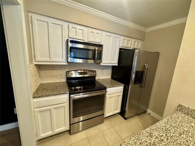 Building Photo - 1202 Thorpe Ln