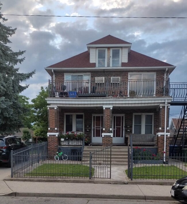 Building Photo - 738 Elliott St E