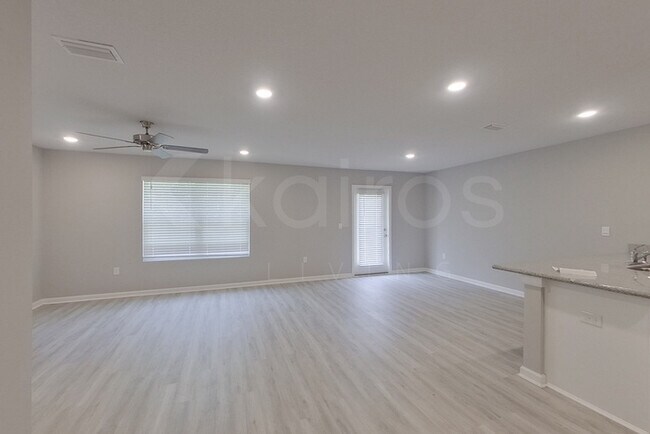 Building Photo - 305 Monarch Ln