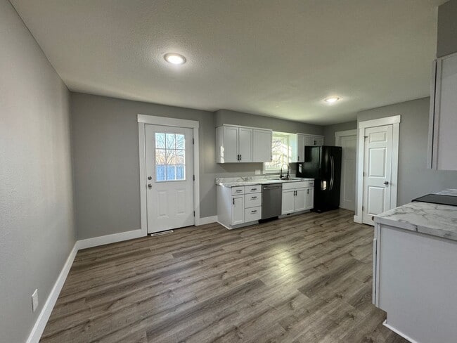Building Photo - Location, Location, Location - 3 Bedroom H...