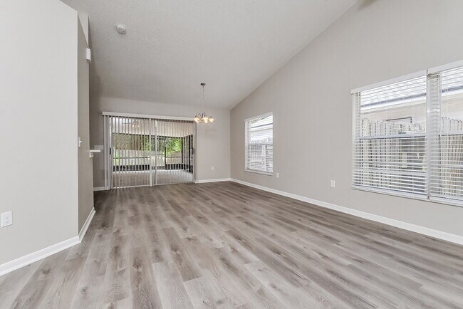 Building Photo - 6013 Crickethollow Dr