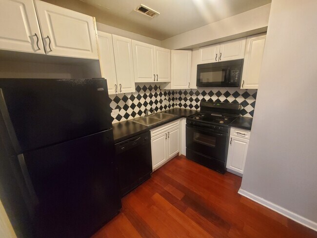 Foto del edificio - 7642 S Exchange Ave