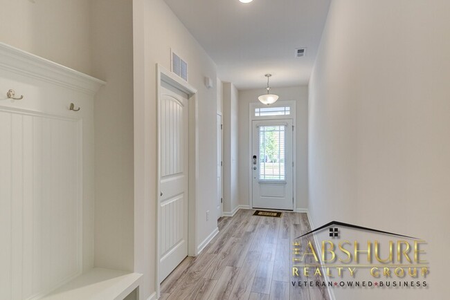 Building Photo - 704 Creekway Dr