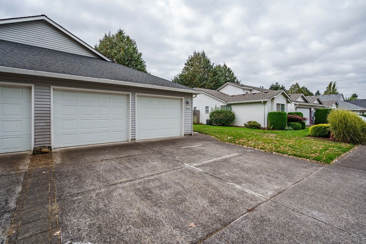 Primary Photo - 2 Bedroom 2 Bath Single Level Move In Read...