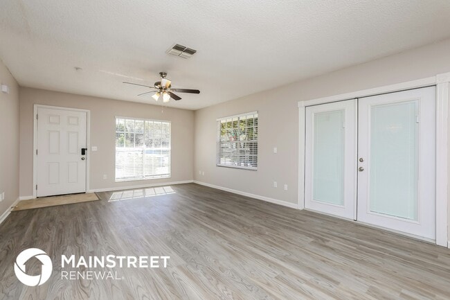 Building Photo - 705 Woodlawn Dr