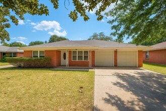 Building Photo - 4053 Silverwood Dr
