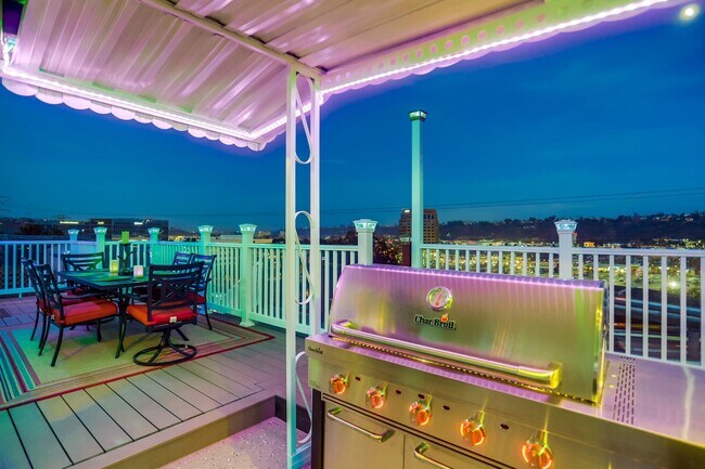 Building Photo - Beautiful 3 bed 2 bath house with huge pat...