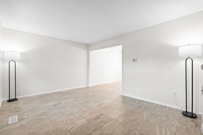 Building Photo - Reduced Rent for Any Lease Signed in Feb!! 8 Blocks to the Beach!!