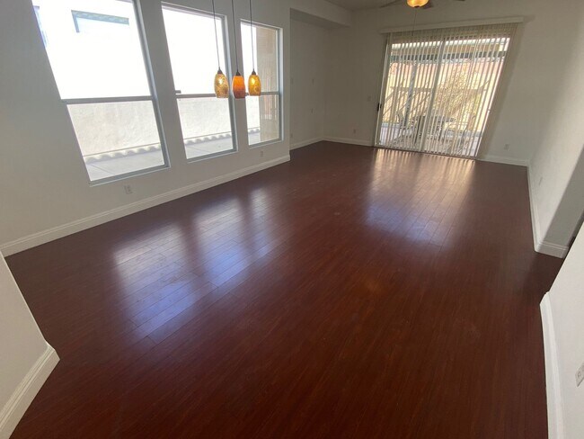 Foto del edificio - STUNNING 3 BEDROOM 2 BATHROOM SINGLE STORY...