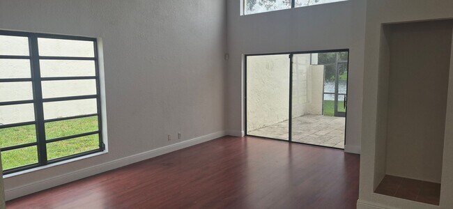 Foto del edificio - Serene lake views from your townhouse