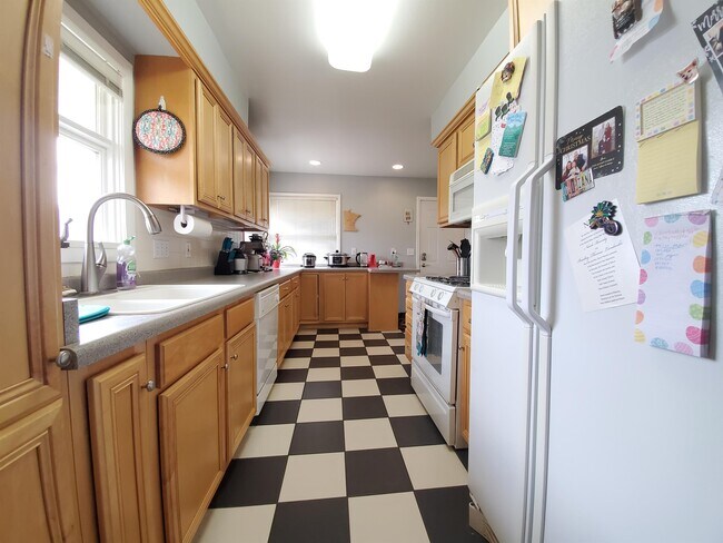 Foto del edificio - 2426 23rd Ave NW
