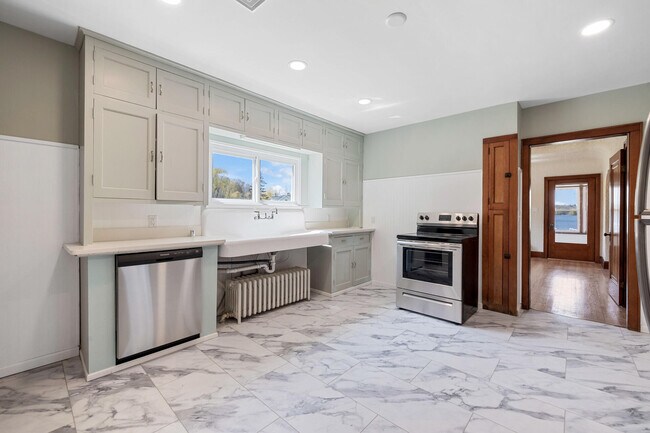 Foto del edificio - 1485 E Friess Lake Dr