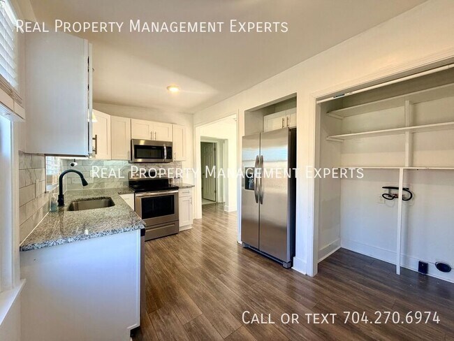 Building Photo - 903 Michigan St