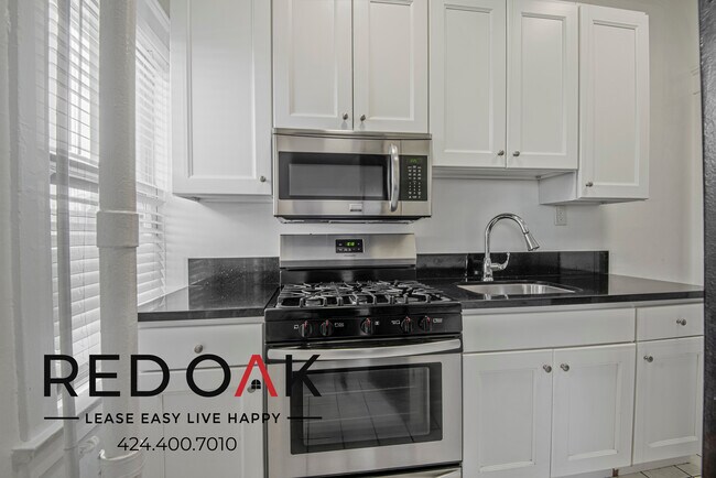 Foto del edificio - Outstanding Three Bedroom with Loads of Na...