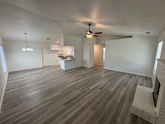Building Photo - Newly remodeled SE Visalia home Available ...
