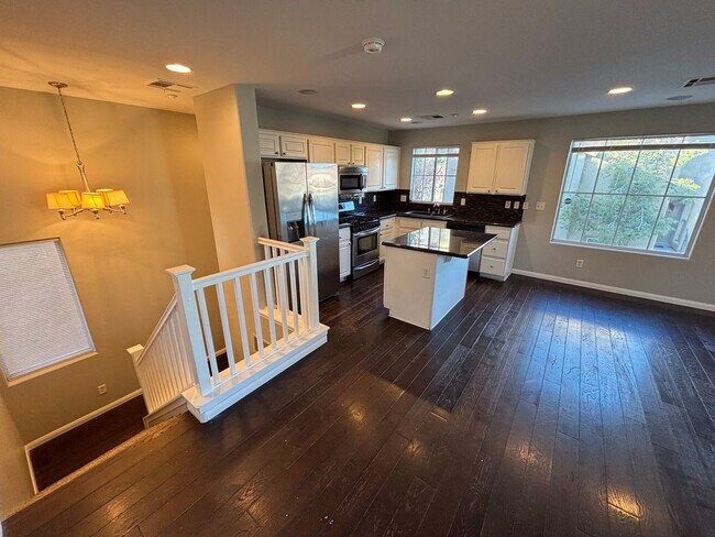 Foto del edificio - Beautiful Trilevel 3 Bed/3bath/2 car home located in Northwest Las Vegas. Make the Move for Less:...