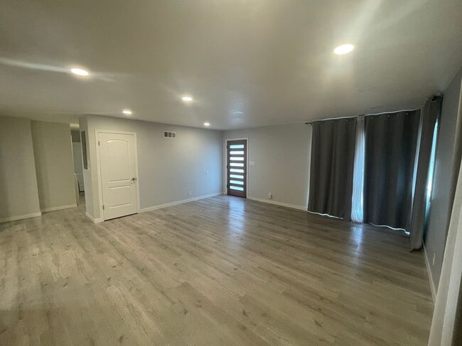 Foto del edificio - $3690 -- Charming, Centrally Located Singl...