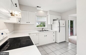 Building Photo - 1623 Chesapeake Ln