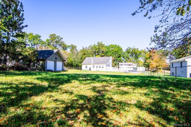 Building Photo - 13 Strack Rd