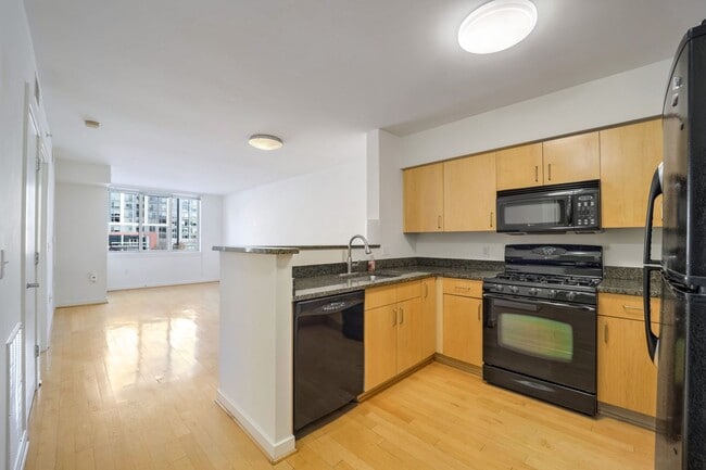 Building Photo - Spacious 1BR + Parking and Building Amenit...