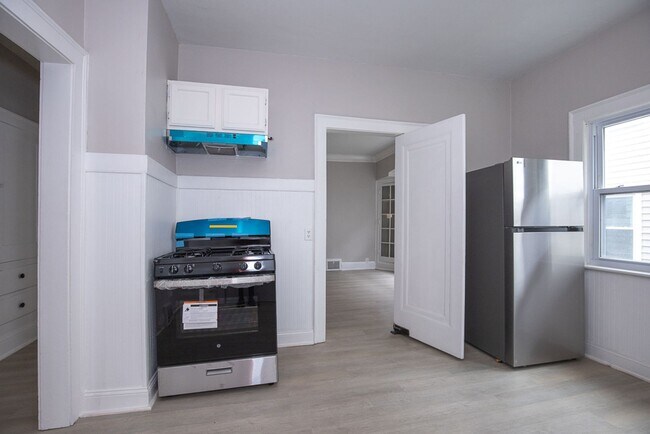 Building Photo - 2119 Lewis Dr