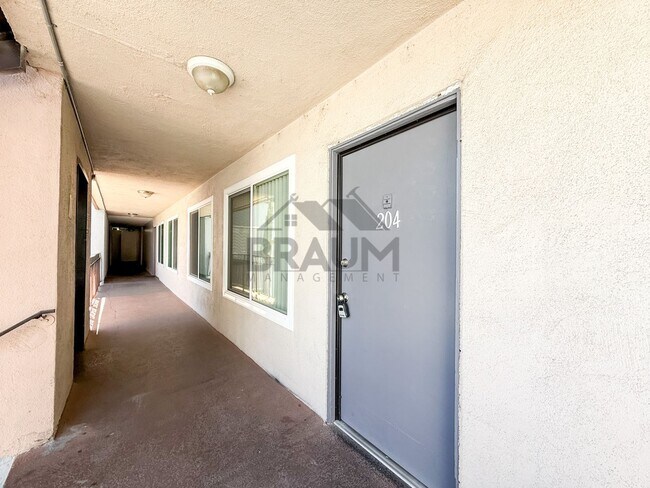 Foto del edificio - 6041 Whitsett Ave