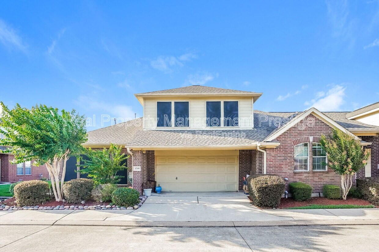 Photo - 1719 Village Townhome Dr