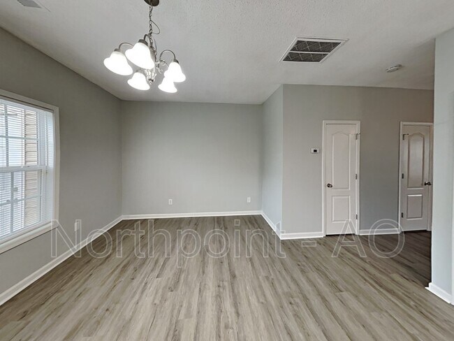 Building Photo - 8625 Thomas Ln