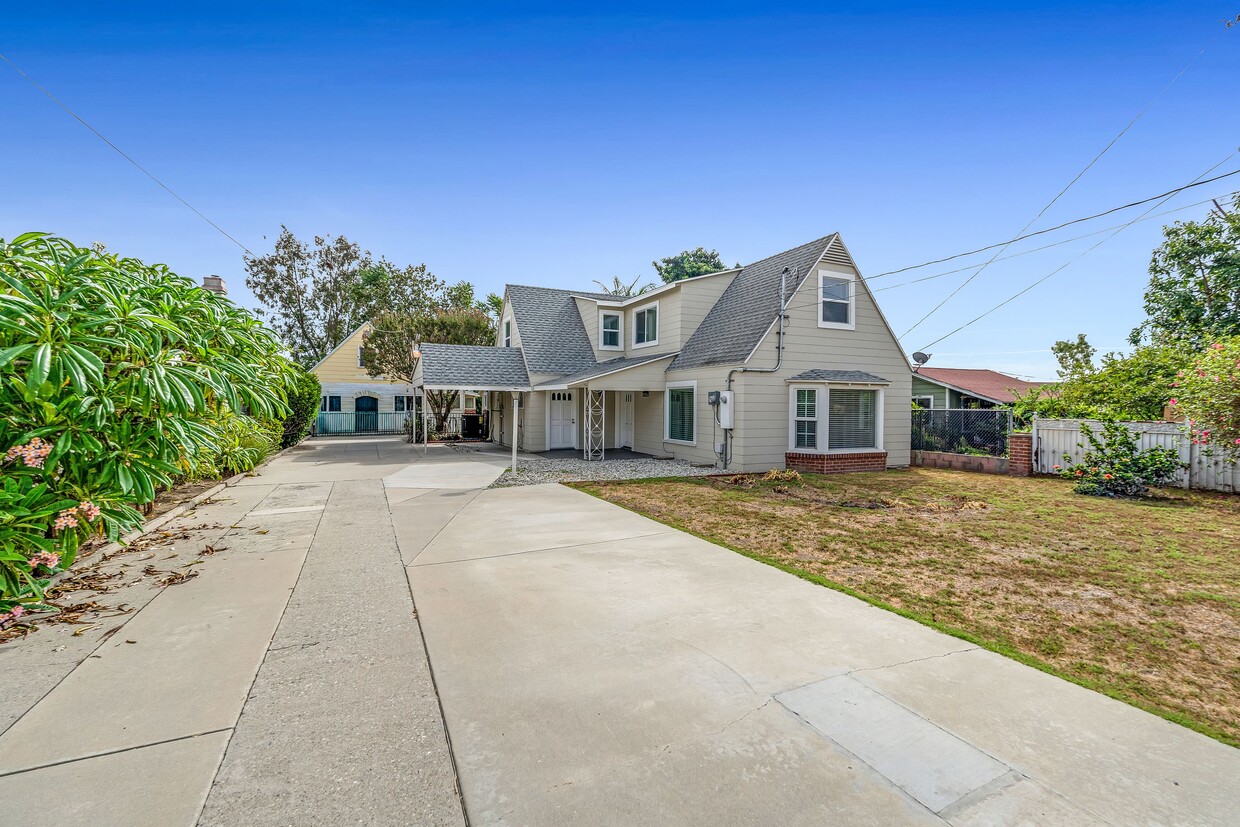 Foto principal - 3052 Burton Ave