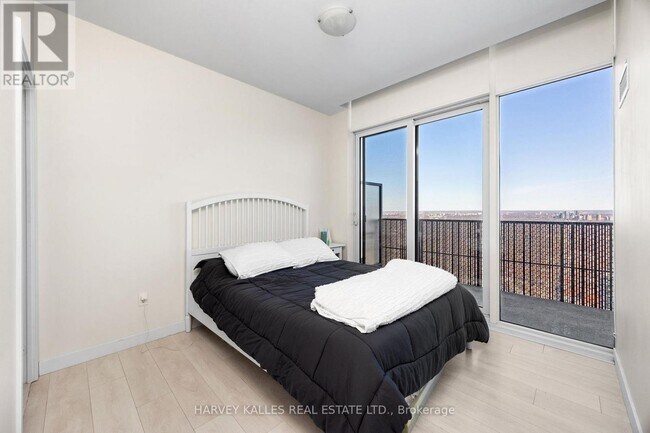 Photo du bâtiment - 8 Eglinton Ave E