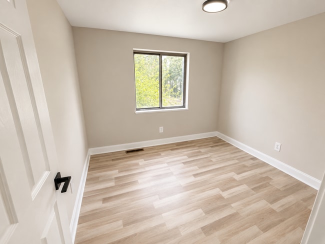 Building Photo - 599 Ashwood Rd
