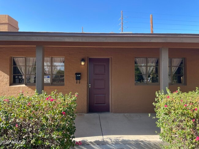 Building Photo - 1622 W Lynwood St