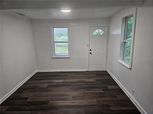 Foto del edificio - 5855 Andrew Rd