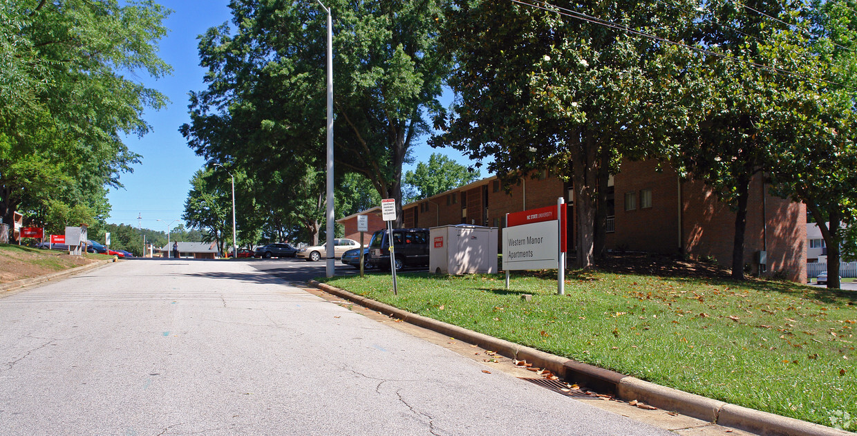 Primary Photo - Western Manor Apartments