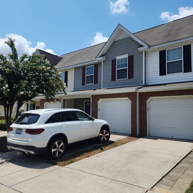Foto del edificio - 3 Level Townhouse For Rent In Greensboro w...