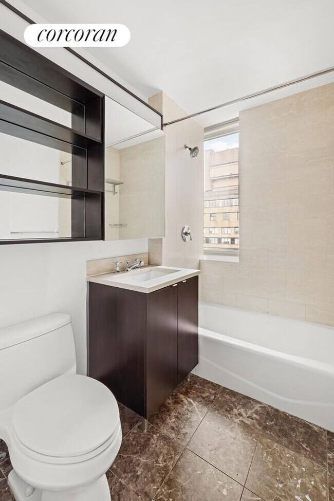 Foto del edificio - 215 E 96th St