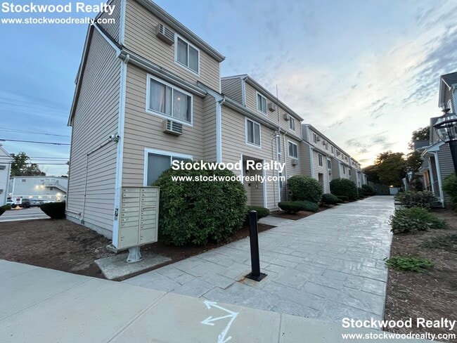 Building Photo - 53 Fairfield Park