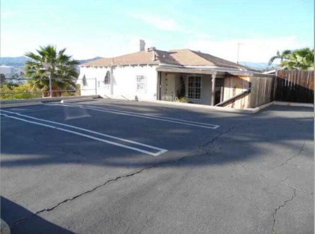 Building Photo - 906-908 Hyperion Ave