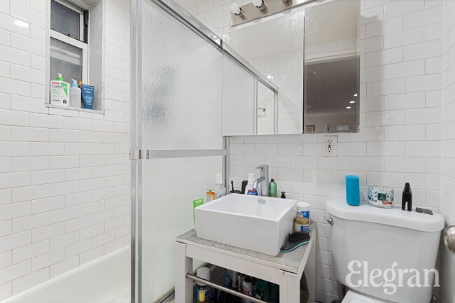 Foto del edificio - 324 E 35th St