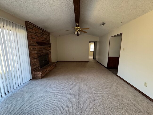 Building Photo - 207 E Hogan Dr