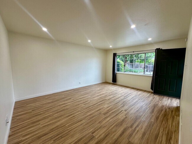 Foto del edificio - Bright Castro Valley 2 Bedroom 1 Bath!