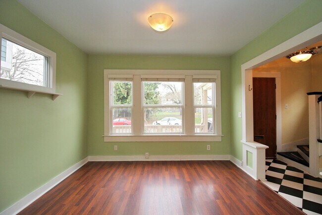Foto del edificio - Unique 2-story Layout 1Bd + BONUS w/ 2 Bath House in Walkable Mississippi Neighborhood