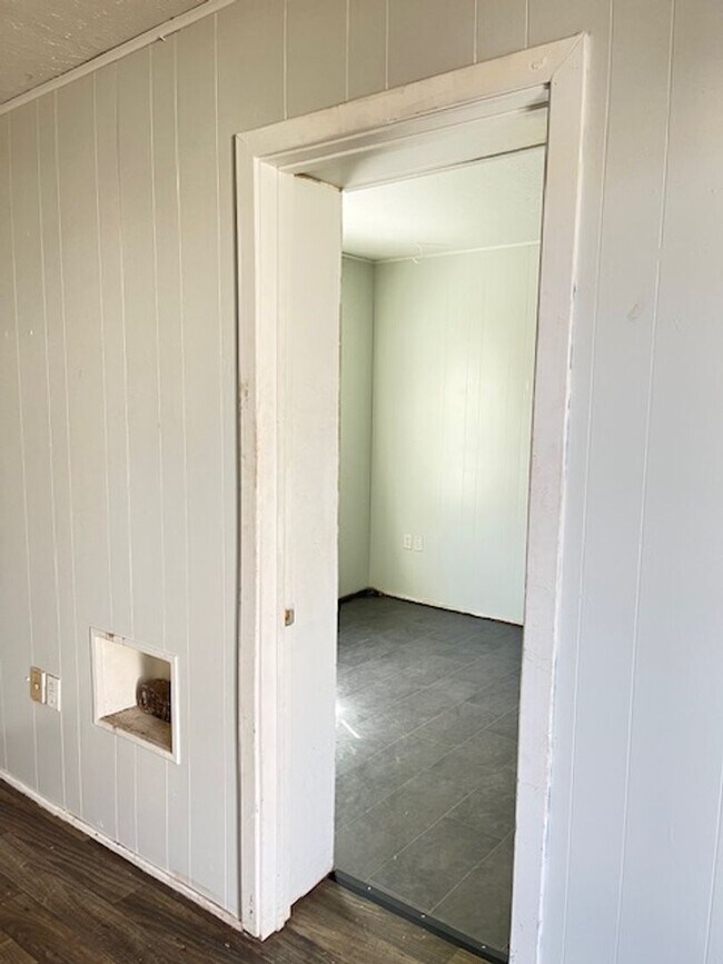 Building Photo - 2-Bedroom, 1-Bathroom Apartment in Converted Quadplex