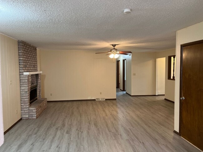 Building Photo - 3 Bedroom with 3 live areas + Office!